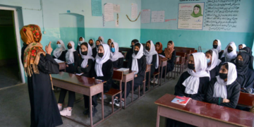 افغانستان میں لڑکیوں کے اسکولز کی بندش