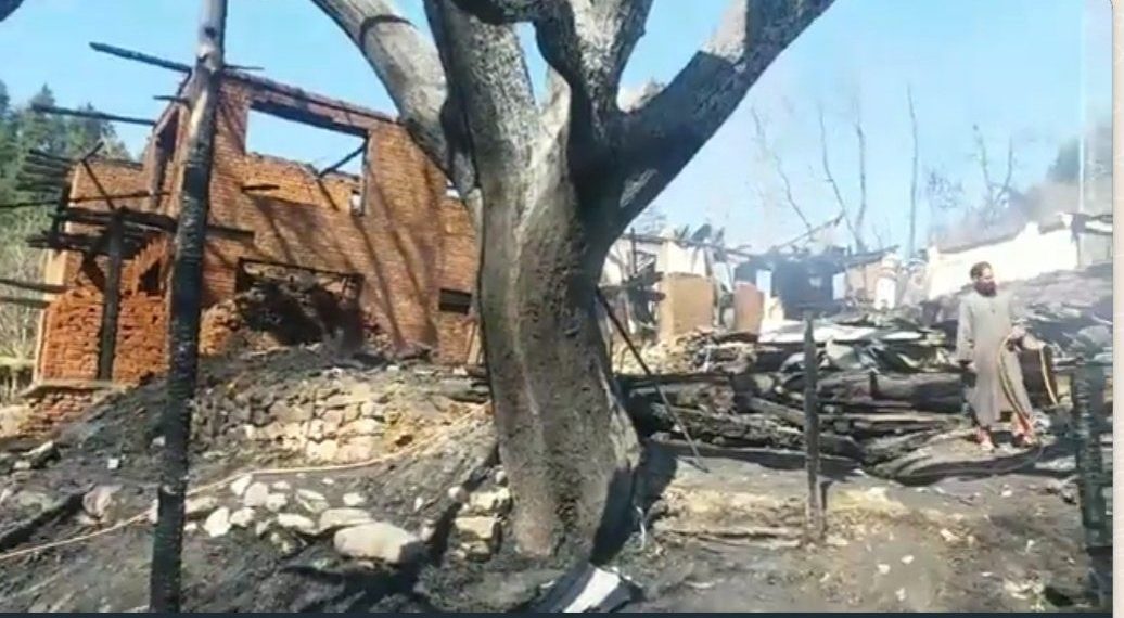 شمالی کشمیر کے ہندوارہ میں آتشزدگی، چار رہائشی مکان اور ایک گاؤ خانہ خاکستر