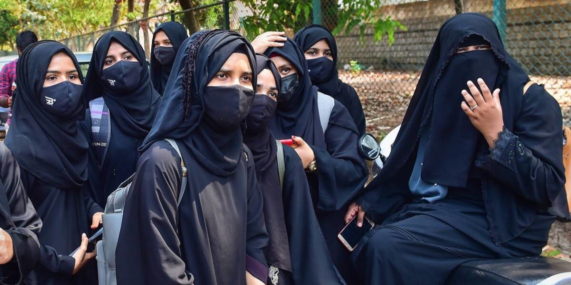 باحجاب طالبات کو امتحان ہال میں داخلہ دینے پر 7 اساتذہ معطل