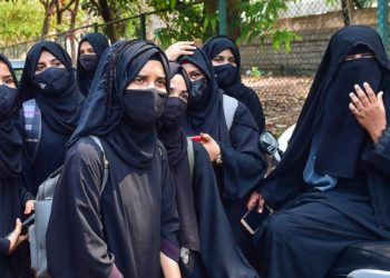 باحجاب طالبات کو امتحان ہال میں داخلہ دینے پر 7 اساتذہ معطل