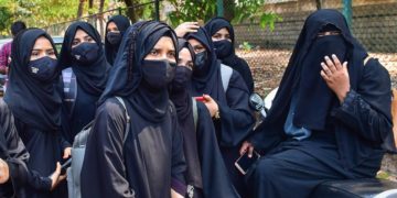 باحجاب طالبات کو امتحان ہال میں داخلہ دینے پر 7 اساتذہ معطل