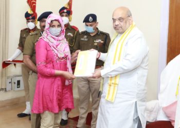 امت شاہ نے ۴جاں بحق پولیس اہلکاروں کے لواحقین میں بھرتی کے احکامات تقسیم کئے