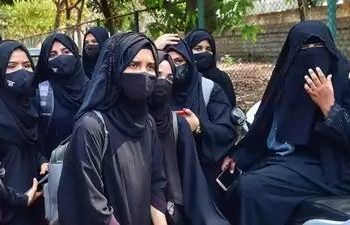 تعلیمی اداروں میں حجاب کی اجازت نہیں، کرناٹک ہائی کورٹ سے تمام عرضیاں خارج