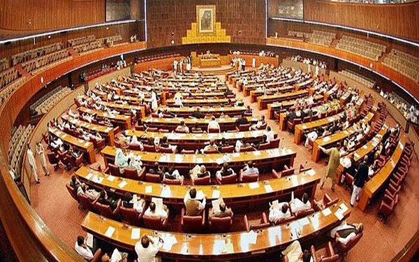 پاکستان:عدم اعتماد کی تحریک پیش کیے بغیر پارلیمنٹ کا اجلاس ملتوی