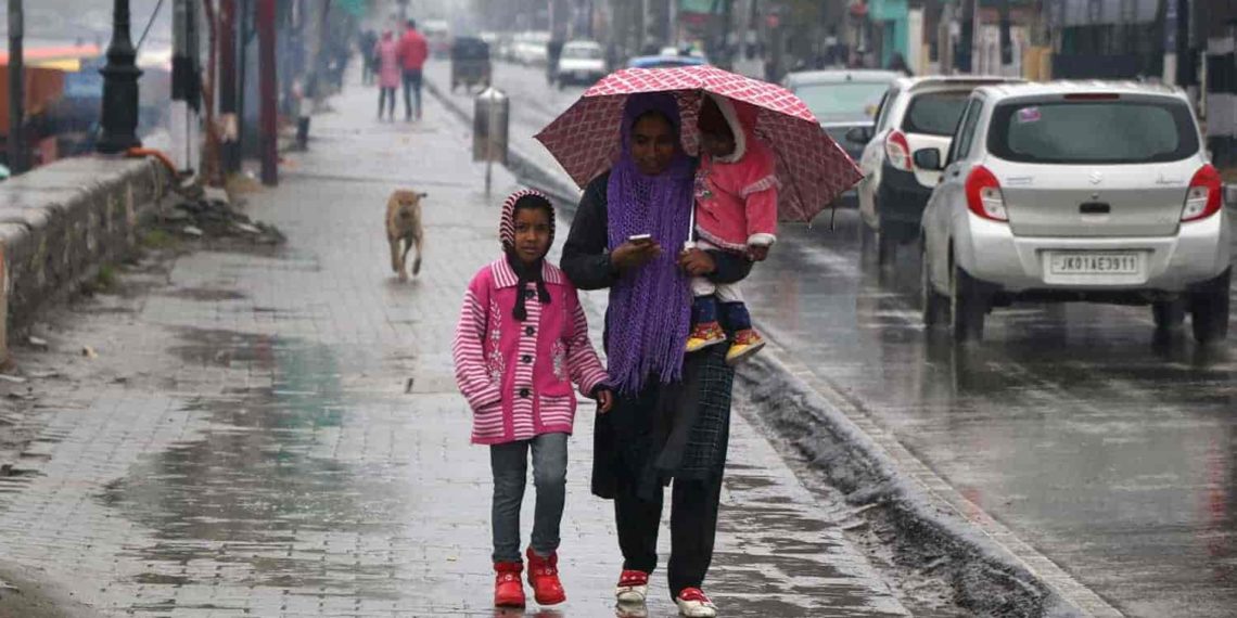 کشمیر میں شبانہ بارشیں، گلمرگ میں شبانہ درجہ حرارت ایک بار پھر نقطہ انجماد سے نیچے درج