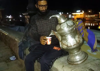 ڈل کے کنارے زعفران قہوہ سے سیاحوں کی خاطر تواضع کرنے والا کشمیری نوجوان
