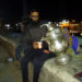 ڈل کے کنارے زعفران قہوہ سے سیاحوں کی خاطر تواضع کرنے والا کشمیری نوجوان