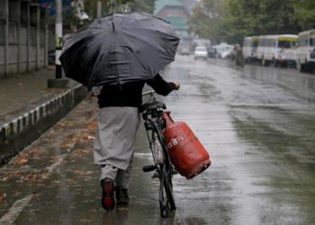 سرینگر سمیت وادی کے دوسرے حصوں میں بارشوں سے درجہ حرارت کم