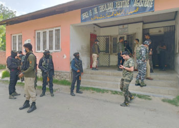 کشمیر پنڈت ملازم کی ہلاکت میں ملوث جنگجووں کی دوسرے روز بھی تلاش جاری رہی