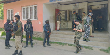 کشمیر پنڈت ملازم کی ہلاکت میں ملوث جنگجووں کی دوسرے روز بھی تلاش جاری رہی