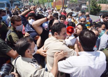 کشمیری پنڈتوں کا راہل بٹ کی ہلاکت کے خلاف مختلف اضلاع میں دوسرے دن میں احتجاج