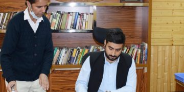 اکشے لابرو نے ڈائریکٹر انفارمیشن کا چارج سنبھالا‘عملے سے تبادلہ خیال