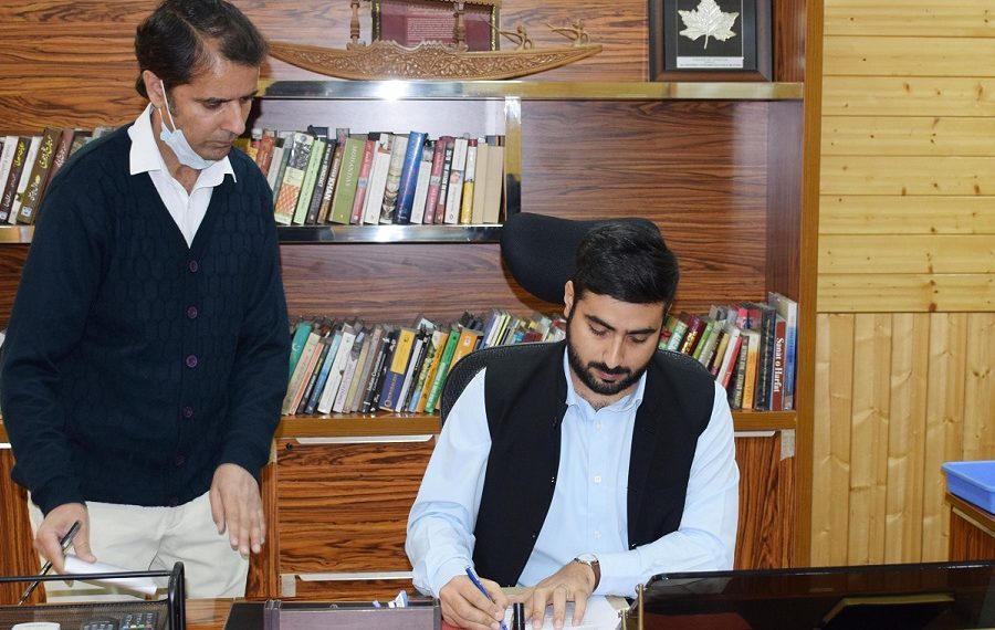 اکشے لابرو نے ڈائریکٹر انفارمیشن کا چارج سنبھالا‘عملے سے تبادلہ خیال