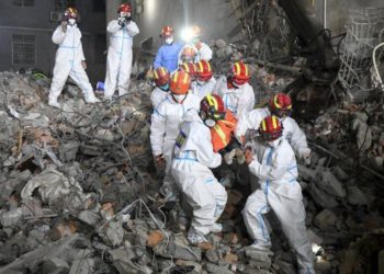 چین: منہدم عمارت کے ملبے سے 132 گھنٹے بعد ایک عورت زندہ نکال لی گئی