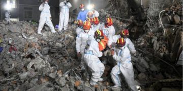 چین: منہدم عمارت کے ملبے سے 132 گھنٹے بعد ایک عورت زندہ نکال لی گئی