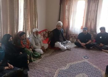 منوج سنہا نے اوڑی پہنچ کر ہلاک شدہ پولیس اہلکار کے اہل خانہ سےملے
