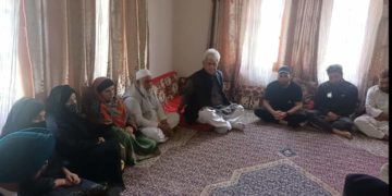 منوج سنہا نے اوڑی پہنچ کر ہلاک شدہ پولیس اہلکار کے اہل خانہ سےملے