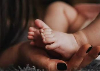 مردہ قرار دی گئی نوزائیدہ بچی تدفین کے ایک گھنٹہ بعد زندہ پائی گئی