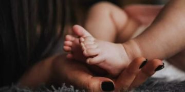 مردہ قرار دی گئی نوزائیدہ بچی تدفین کے ایک گھنٹہ بعد زندہ پائی گئی