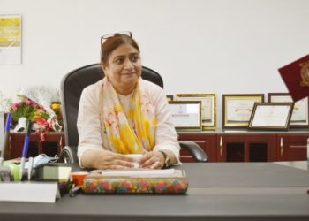 پروفیسر نیلوفر نے کشمیر یونیورسٹی کی پہلی خاتون وائس چانسلر کا عہدہ سنبھالا