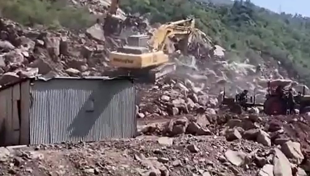 سرینگر،جموں شاہراہ چوتھے روز بھی بند‘بحالی کا کام جنگی بنیادوں پر جاری