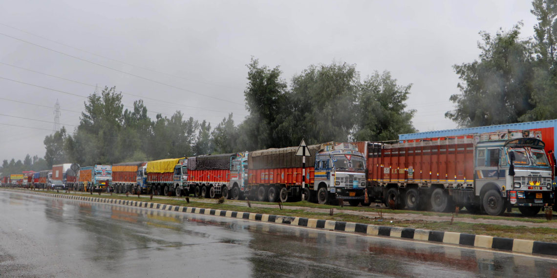 سرینگر،جموں شاہراہ کی فوری بحالی کیلئے فوج کی خدمات حاصل