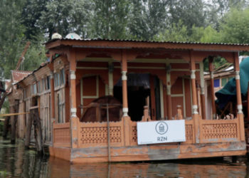 ڈل میں ہاؤس بوٹ ڈوب گیاسات سیاح بال بال بچ گئے