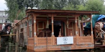 ڈل میں ہاؤس بوٹ ڈوب گیاسات سیاح بال بال بچ گئے