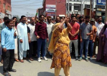 ایچ ایم ٹی سرینگر کے ایک خاندان کا پریس کالونی میں احتجاج