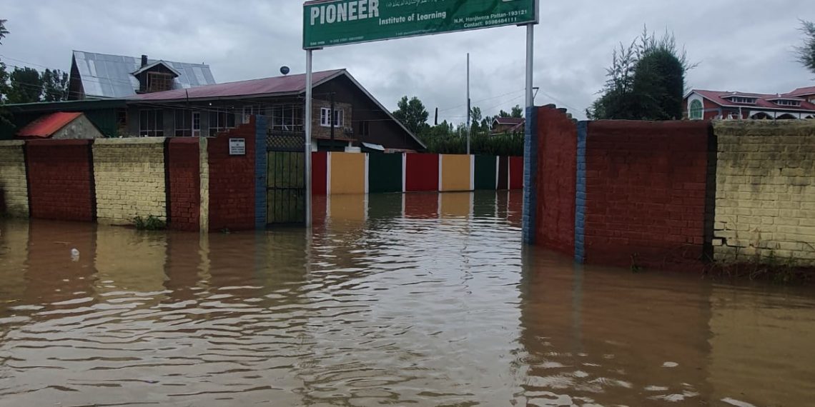 کشمیر میں موسلا دھار بارشوں سے سیلابی صورتحال پیدا