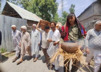 مرہامہ کولگام میں کشمیری پنڈت کی آخری رسومات میں مقامی مسلمان پیش پیش