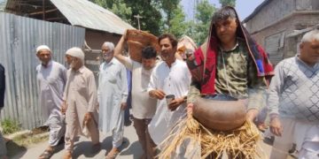 مرہامہ کولگام میں کشمیری پنڈت کی آخری رسومات میں مقامی مسلمان پیش پیش