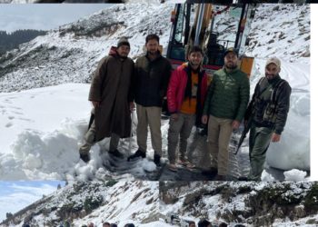 سرینگر، سونہ مرگ شاہراہ پر پھنسے آٹھ مسافروں کو بچا لیاگیا