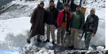 سرینگر، سونہ مرگ شاہراہ پر پھنسے آٹھ مسافروں کو بچا لیاگیا
