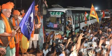 امر ناتھ یاترا:منوج سنہا نے پہلے جھتے کو جموں بیس کیمپ سے پوتر گھپا کی طرف روانہ کیا