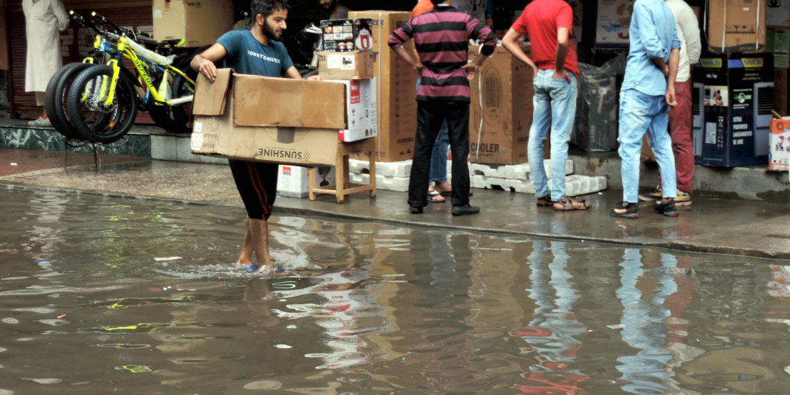سرینگر میں مختصر دورانیہ کی بارشوں سے سڑکیں اور گلی کوچے زیر آب