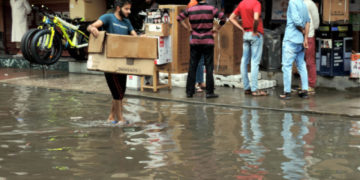 سرینگر میں مختصر دورانیہ کی بارشوں سے سڑکیں اور گلی کوچے زیر آب
