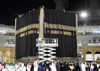 نئے اسلامی سال کے پہلے دن غلاف کعبہ کی تبدیلی عمل میں لائی گئی