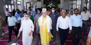 منوج سنہا نے درگاہ حضرت بل میں حاضری دی