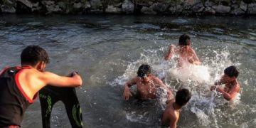 تیراکی گرمی کی شدت سے بچنے کا ایک آسان نسخہ