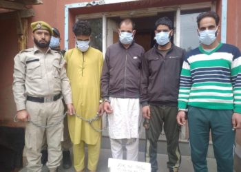 بڈگام میں لوگوں کو لوٹنے والی گینگ کا پردہ فاش‘خاتون سمیت پانچ گرفتار:پولیس