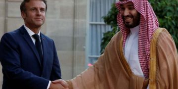 سعودی ولی عہد کا پیرس میں صدر میکروں کی طرف سے استقبال