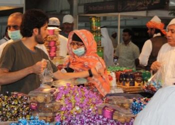 فرائض حج کی ادائیگی کے بعد گھر واپسی سے پہلے حاجی صاحبان تحائف خریدنے میں مصروف
