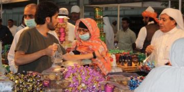 فرائض حج کی ادائیگی کے بعد گھر واپسی سے پہلے حاجی صاحبان تحائف خریدنے میں مصروف