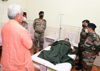 سنہا کاآرمی ہسپتال کا دورہ ‘شوپیاں حملے میں زخمی ہونے شہری کی عیادت