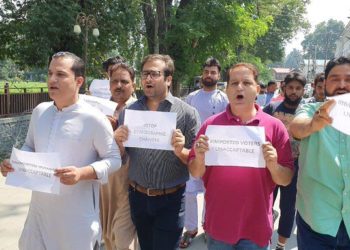 پی ڈی پی کا الیکشن کمیشن کے حالیہ اعلان کے خلاف سری نگر میں احتجاج