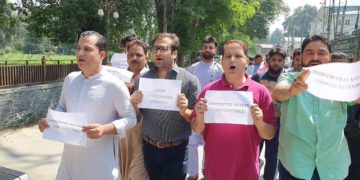 پی ڈی پی کا الیکشن کمیشن کے حالیہ اعلان کے خلاف سری نگر میں احتجاج