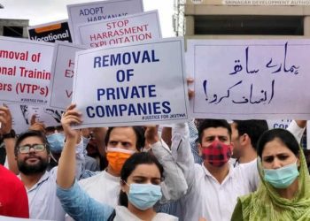 جموں میں پی ایچ ای ڈیلی ویجروں نے اپنی مانگوں کو لے کر احتجاج کیا