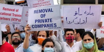 جموں میں پی ایچ ای ڈیلی ویجروں نے اپنی مانگوں کو لے کر احتجاج کیا
