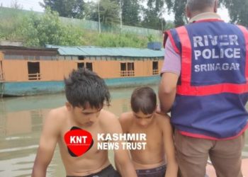 ریور پولیس سری نگر نے دو لڑکوں کو غرقہ آب ہونے سے بچایا